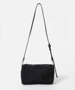 着こなしのアクセントになるバッグ<br/><br/>【Design】<br/>軽くて上品な光沢のあるポリエステル素材を使用し、レザーの持ち手と組み合わせました。異素材のコントラストが、こなれた印象を演出します。<br/>ショルダーバッグとして持つだけではなく、ポシェットとしても使える2WAY仕様です。<br/>その日の気分やコーディネートに合わせて、自由なスタイルを楽しめます。体に沿うコンパクトなサイズ感ながらも、必需品はしっかり収納できる実用性も兼ね備えています。<br/>ハンドル部分にはキーホルダーチャーム付きでお好みのチャームを付けてお楽しみいただけます。<br/><br/>【Styling point】<br/>シンプルなシャツやパンツに合わせれば、バッグが主役の洗練されたスタイルに。<br/>ジャケットなどのアウターの上からベルトのように巻くコーディネートもおすすめです。<br/><br/><b>hun RODESKO(ハーン ロデスコ)</b><br/>無限の可能性とひそかな可憐さを秘めたnylonに毎日を委ね どんな瞬間もわたしらしく、気取らず、気前よく。<br/>毎日を自分らしく楽しみ、輝き続けるhun(彼女)に向けて。<br/><br/>【2025 Autumn/Winter】【25AW】<br/><br/>総重量 : 約300g<br/><br/>※商品画像は、光の当たり具合やパソコンなどの閲覧環境により、実際の色味と異なって見える場合がございます。予めご了承ください。<br/>※商品の色味の目安は、商品単体の画像をご参照ください。<br/><br/><b>▼お気に入り登録のおすすめ▼</b><br/>お気に入り登録された商品は、マイページにて現在の価格情報や在庫状況の確認が可能です。<br/>お買い物リストの管理にぜひご利用ください。