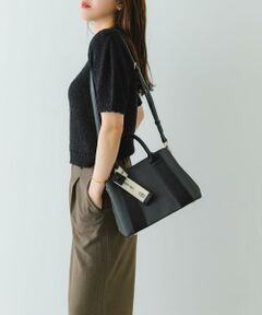 シーンを問わず活躍するハンドバッグ<br/><br/>【Material】<br/>本体 : 合成皮革 附属 : ポリエステル100%<br/><br/>【Design】<br/>キャンバス地のような見た目ながら、軽さが特徴のトートバッグ。<br/>軽やかな使い心地で季節を問わずシーズン問わず活躍し、お仕事バッグとして最適。<br/>ブランドロゴをプリントしたリボンは、取り外しが可能なので、気分やコーディネートに合わせてお楽しみいただけます。<br/><br/>【Color】<br/>オフィスカジュアルスタイルにピッタリな、BLKxBLK、OFFxCMLの2色展開<br/><br/>【Styling point】<br/>ジャケットなどのきれいめスタイルにおすすめ。デニムと合わせてカジュアルスタイルに合わせてオフスタイルにも◎<br/><br/><br/>【2025Autumn/Winter】【25AW】<br/><br/>総重量 : 約590g<br/><br/>※商品画像は、光の当たり具合やパソコンなどの閲覧環境により、実際の色味と異なって見える場合がございます。予めご了承ください。<br/>※商品の色味の目安は、商品単体の画像をご参照ください。<br/><br/><b>▼お気に入り登録のおすすめ▼</b><br/>お気に入り登録商品は、マイページにて現在の価格情報や在庫状況の確認が可能です。<br/>お買い物リストの管理に是非ご利用ください。