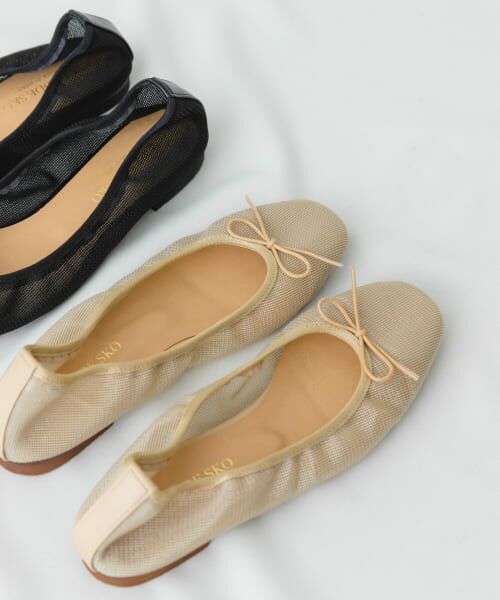 Rouje Paris バレエシューズ。 トレンドカラーは足もとから。一点投入で秋らしさが高まるレッド