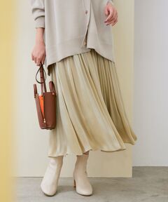 【素材】<br>トレンドの透け感と光沢のあるサテン素材です。<br>ポリエステル100%ですが、色に深みがありキレイな落ち感が出て上品な素材感です。<br><br>【デザイン・シルエット】<br>人気の毎シーズン発売している楊柳スカートですが、<br>今シーズンは38サイズの着丈を3.5cm長くしました。<br>たっぷりとしたギャザーでボリューム感のあるスカートです。落ち感のある素材なので広がりすぎず、キレイなシルエットが魅力のスカートです。<br>ウエストゴムでイージーな履き心地もうれしいポイント◎ <br>                                   <br>【カラー】<br>秋を感じさせるニュアンスカラー<br><br>【おすすめのスタイリング】<br>シンプルなデザインなので、どんなアイテムでも合わせやすいスカートになります。程よい光沢が特徴的な素材で、たっぷりとったギャザーでも落ち感がよくきれいな揺れ感が魅力◎  ざっくりニットなどと合わせれば、スタイリングに艶感のある華やかさをプラスしてくれます。<br>ウエストベルト部分はフラットで後ろだけゴムなので、キチンと見えしつつ着心地は楽なのもポイントです。<br><br>----------------------------<br>透け感：少しあり<br>裏地：あり<br>伸縮性：なし<br>光沢感：あり<br>生地の厚さ：薄手<br>ポケット：なし<br>洗濯方法：手洗い可能<br>----------------------------<br><br>【モデル情報】<br>モデル身長:167cm 着用サイズ:38<br><br>※画像の商品はサンプルです。 実際の商品と仕様、加工、サイズが若干異なる場合がございます。<br><br>※室外で撮影している画像は、光の影響で色味が若干異なって見える場合がございます。<br><br>※商品の入荷状況は、店舗までお問い合わせをお願いいたします。<br><br>店舗での商品のお取り扱いについて<br>ROPE'の商品は、ROPE'実店舗のみの取り扱いになります。<br>また、MADEMOISELLE ROPE' の商品は、MADEMOISELLE ROPE'実店舗のみの取り扱いになります。</br></br>手洗い・漂白、タンブル乾燥禁止