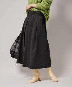 <b>お仕事やオフィスシーンにも着やすい！大人気の三尋木さんコラボセットアップの秋冬バージョンのスカートが登場！</b></br></br>【素材】<br>上質で艶と膨らみのあるウールストレッチ素材を使用。なめらかで心地よいウールは細番手の糸で作られた高密度フラノ素材。糸の持つ艶と発色の良さがクラス感を演出してくれます。ウールの産地でもある日本の尾州で作られた素材をMade in JAPANで縫製した拘りの逸品。<br><br>【デザイン】<br>シャツブルゾンと合わせてセットアップでワンピースのようにも着られるレディライクなセミフレアーシルエットのスカート。<br>ハイウエストでベルテッドデザインのスカートは後ろ部分がゴムになっているので着心地も抜群。フロントの比翼仕立てのデザインはシャープな印象のアクセントに。上質だからこそ着られる大人のエレガンスデイリーアイテム。裾の前立てのスリットが女性らしさをプラスしてくれる、スタイルアップスカートです。<br><br>【カラー】<br>ベージュ、チャコール、キャメル、ブラウンのグレンチェック柄の４色展開。<br><br>【その他のポイント】<br>セットアップで着られる三尋木奈保さんコラボアイテム<br>セットアップシャツブラウス（品番：GGH32700）<br>グルカパンツ（品番：GGS32700）<br>スカート（品番:GGC32700）<br>もございます。<br><br>【スタイリング】<br>断然、同素材シャツブラウスとのセットアップがおススメ。トップスをインするとワンピースのようにもモダンに着られるのでブーツとインナーにタートルをあわせで胸元にはアクセサリーをあわせるのもおススメです。<br>単品使いでもタイトめニット合わせでベルテッドをアクセントにも。ニット合わせでベルトなしでもスタイルアップして着られます。お仕事や通勤などのオフィスシーンや、きれいめで用品な印象に魅せたい日にセットアップで着るだけでサマになるスカ—トです。<br><br>----------------------------<br>透け感：なし<br>裏地：あり<br>伸縮性：なし<br>光沢感：なし<br>生地の厚さ：中肉<br>ポケット：2個あり<br>開き方：ファスナー<br>洗濯方法：ドライクリーニング<br>----------------------------<br><br>【モデル情報】<br>三尋木奈保さん:158cm 着用サイズ:38<br>モデル身長:168cm着用サイズ:38<br><br>※画像の商品はサンプルです。 実際の商品と仕様、加工、サイズが異なる場合がございます。<br>※撮影場所やライティング、お使いのモニター環境によって色の見え方が異なる場合がございます。<br>※商品のカラーは画像の色味をご参照ください。動画は仕様説明のため、色味が実物と異なる場合がございます。</br></br>石油系ドライクリーニング・漂白、タンブル乾燥禁止