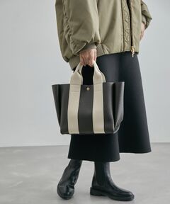 <b>定番のinbag付トートバッグ。ロゴモチーフを本体とinbagにつけてバージョンアップ</b></br></br>【素材】<br>シュリンク調合成皮革<br><br>【デザイン・シルエット】<br>定番のinbag付トートバッグをロゴモチーフを本体とinbagにつけてバージョンアップ。シンプルでスタンダードなフォルムの本体トートは、裏地のない1枚使いで軽量です。しっかりした厚みのブレードテープをハンドルに採用しました。多機能ポケットつきのinbagで小分けも充実。メッシュ素材でほこりがたまらず、快適に使えるよう工夫しました。収納ハンドル付きで入れ替えも便利。<br><br>【カラー】<br>ブラック・ダークベージュの2色展開<br><br>--------------------------------<br>ポケット：なし<br>別途多機能インバッグにはオープン３、収納の仕切り3）<br>A4収納：不可<br>付属ショルダー紐取り外し：なし<br>付属ショルダー紐：なし<br>開閉部分：スナップ<br>--------------------------------<br><br>※画像の商品はサンプルです。 実際の商品と仕様、加工、サイズが異なる場合がございます。<br>※撮影場所やライティング、お使いのモニター環境によって色の見え方が異なる場合がございます。<br>※商品のカラーは画像の色味をご参照ください。動画は仕様説明のため、色味が実物と異なる場合がございます。