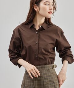 【素材】<br>世界屈指のシャツ生地メーカーであるTHOMAS MASON（トーマス メイソン）のシャツ生地を使用。通常のブロード素材より、光沢感、高級感のあるインポート素材。素晴らしい発色、絹のような風合いは最上級のシャツ地です。 <br><br>【デザイン・シルエット】<br>パール釦や太めのカフス仕様などクラシカルなディテールを、程よくすっきりとしたシルエットでおつくりしたシャツ。最高級のTHOMAS MASON素材とシルエットで、高級感漂う上品な大人のシャツスタイルに導く一品です。<br><br>【カラー】<br>ホワイトとライラック、ブラウンの３色展開。<br>※11ホワイト系は店頭のみ展開<br><br>【おすすめのスタイリング】<br>１枚着としてはもちろん、ニットインもしやすいサイズ感です。お仕事などオフィス用としても、お出かけのスタイリングに合わせても、上品な印象なコーディネートに仕上がります。<br><br>----------------------------<br>透け感：なし（白のみややあり）<br>裏地：なし<br>伸縮性：なし<br>光沢感：なし<br>生地の厚さ：薄手<br>ポケット：なし<br>開き方：ボタン<br>洗濯方法：弱洗濯機可能<br>----------------------------<br><br>【モデル情報】<br>モデル身長:168cm　着用サイズ:F<br><br>【雑誌掲載】<br>otonaMUSE 10月号（8月28日発売）P72 #52ラベンダー着用<br><br>※画像の商品はサンプルです。実際の商品と仕様、加工、サイズが異なる場合がございます。<br>※撮影場所やライティング、お使いのモニター環境によって色の見え方が異なる場合がございます。<br>※商品のカラーは画像の色味をご参照ください。動画は仕様説明のため、色味が実物と異なる場合がございます。</br></br>洗濯機（極弱）・漂白、タンブル乾燥禁止