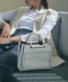 <b>「W BAG」時間に、心に、ゆとりを生み出す「W」バッグ。サイドからみるとアルファベットの「W」に見えることから名付けられたWBAGシリーズ</b></br></br>【デザイン】<br>1.機能性：使いやすさ・整理しやすさにこだわった小分け機能。<br>容量はメイン部分の他に、サイドジップをあけると取り出しやすい大きなポケットが３つ+小ポケット１つ。構造に安定感があり収納がしやすい、取り出しやすい。小分け機能でポーチいらず。ショルダーベルトつきで2WAY仕様。<br>2.プレイフルなカラー：サイドジップを開けると容量UPとともに出現する印象的なカラーで気持ちも上がる。シーンに合わせて、ムードもチェンジできます。<br>3.佇まい：きちんと膝にのって、自立する設計。上品でシックな佇まい。<br><br>【素材】<br>オリジナルで開発している風合いにこだわったアーティフィシャルレザー。裏地はリサイクルポリエステルを採用しています。<br><br>【カラー】<br>(1)本体×(2)サイドファスナー開きの色の組み合わせ×(3)金具<br><br>・(08)ライトグレー<br>(1)ライトグレー×(2)オフホワイト×(3)シルバー<br><br>・(10)ホワイト<br>(1)ホワイト×(2)キャメル×(3)濃いゴールド<br><br>・(55)パープル系<br>(1)スモーキーパープル×(2)ライトグリーン×(3)ゴールド<br><br>--------------------------------<br>ポケット：3個<br>A4収納：不可<br>付属ショルダー紐取り外し：可・調整可<br>付属ショルダー紐：ハンド/ショルダー<br>開閉部分：マグネット<br>底鋲：あり<br>その他：マチ部分のサイドジップは開閉可<br>--------------------------------<br><br>【その他のポイント】<br>ひとまわり大きいサイズW BAG Medium（品番:GGX83401）もございます。<br><br>※こちらの商品は、SDGsの観点から不織布に包んだ形で梱包し、お届けいたします。<br><br>【E'POR(ロペ エポール )】<br>忙しく働くハイブリットワーカーのためのエレガントと機能を兼ね備えたROPE'究極の新通勤バッグがデビュー。<br>HYBRID WORKER をより輝かせるために、バッグを持つ不自由さから解放する「美しさ ととのうBAG」。<br>ELEGANCE(エレガンス)× TECHNIQUE(機能) = ELEGANTIQUE(機能美)<br>ELEGANTIQUE(機能美)によって、一呼吸する間の 3 秒で身支度を可能にした、究極の新お仕事バッグシリーズです。<br><br>※画像の商品はサンプルです。実際の商品と仕様、加工、サイズが異なる場合がございます。<br>※撮影場所やライティング、お使いのモニター環境によって色の見え方が異なる場合がございます。<br>※商品のカラーは画像の色味をご参照ください。動画は仕様説明のため、色味が実物と異なる場合がございます。