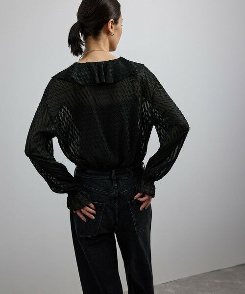 ROPE' / ロペ シャツ・ブラウス（半袖以外） | 【洗える】ラッフルVネックブラウス（ジャガード/リーフプリント）【WEB・一部店舗限定】 | 詳細1