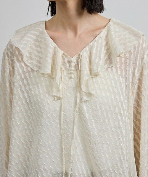 ROPE' / ロペ シャツ・ブラウス（半袖以外） | 【洗える】ラッフルVネックブラウス（ジャガード/リーフプリント）【WEB・一部店舗限定】 | 詳細11