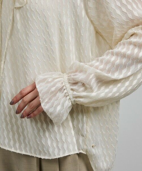 ROPE' / ロペ シャツ・ブラウス（半袖以外） | 【洗える】ラッフルVネックブラウス（ジャガード/リーフプリント）【WEB・一部店舗限定】 | 詳細12