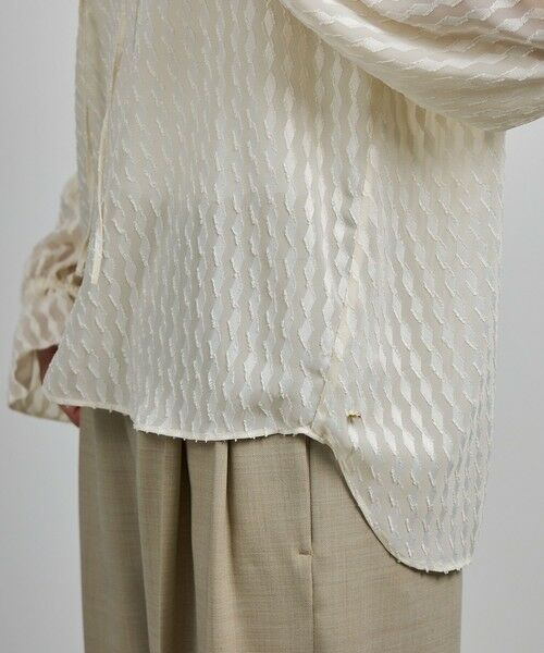 ROPE' / ロペ シャツ・ブラウス（半袖以外） | 【洗える】ラッフルVネックブラウス（ジャガード/リーフプリント）【WEB・一部店舗限定】 | 詳細13