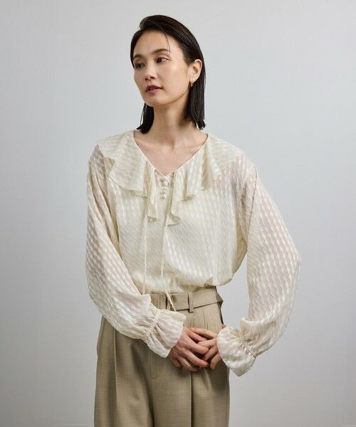 ROPE' / ロペ シャツ・ブラウス（半袖以外） | 【洗える】ラッフルVネックブラウス（ジャガード/リーフプリント）【WEB・一部店舗限定】 | 詳細2