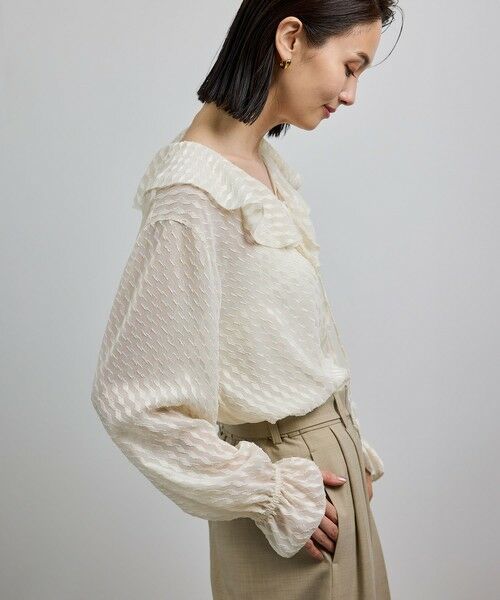 ROPE'/ロペ 【洗える】ラッフルVネックブラウス(ジャガード/リーフプリント)【WEB・一部店舗限定】 オフホワイト(15) F ROPE'/ロペ 【洗える】ラッフルVネックブラウス(ジャガード/リーフプリント)【WEB・一部店舗限定】 オフホワイト(15) F