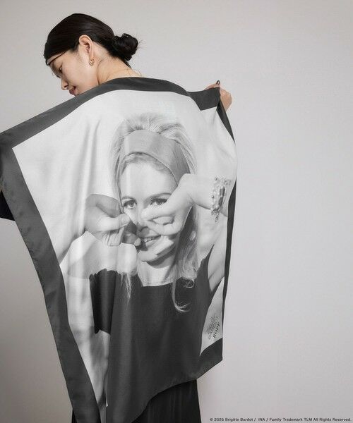 ROPE'/ロペ 【Brigitte Bardot×ROPE'・コラボ】プリントシルクスカーフ/Lサイズ ブラック(01) F ROPE'/ロペ 【Brigitte Bardot×ROPE'・コラボ】プリントシルクスカーフ/Lサイズ ブラック(01) F