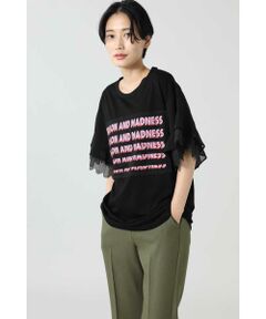 別生地にプリントされたロゴがアクセントのレイヤードチュール袖デザインTシャツ<br/>・フェミニンなレースをレイヤードしたようなスリーブデザイン<br/>・ポップな配色のプリントデザイン<br/>・程よく大きめのサイズ感<br/><br/><br/>【スタッフレビュー】<br/>ふんわりボリュームを出した袖コンシャスなTシャツ。フロントのロゴプリント、異素材使いにフレアスリーブがアクセントになるデザインです。ストリート感のあるゆったりとしたシルエットで可愛らしいスリーブデザインとも相性よく着られます。フロントのロゴには「REASON AND MADNESS」、直訳すると「理性と狂気」。対象的なものを組み合わせることにより新しい世界観が生み出されるという思いを込めてこのロゴが用いられています。今回のモノトーンの世界観へのアクセントとなっています。