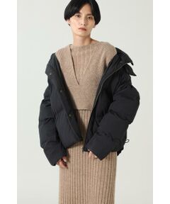 ボリュームのある中綿で寒い冬でも暖かいジャケット<br/>・ボリューム感のあるジャケット<br/>・暖かさを逃さず適温をキープできる機能性のある素材<br/>・フードは取り外し可能<br/><br/><br/>【スタッフレビュー】<br/>ふんわりとしたボリュームが旬で、女性らしい可愛さもあたえてくれる中綿ジャケット。ボリューム感と暖かさが特徴の中綿は、暖かさを逃さず寒い冬でも快適に過ごせるアイテムです。ボトムスとのバランスも取りやすく、気軽にトレンドのスタイリングにも挑戦できます。フードは取り外しが可能なので、カジュアルにもきれい目なスタイルにも合わせやすいです。