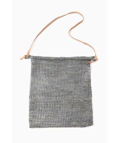 クラフト感のある編地が特徴のバッグ。涼しげな透かし編みに薄マチのシンプルなデザインです。キャッチーな小物類やポーチを入れて、見せる収納を楽しむことができます。ワンショルダーなので肩掛けがすっきりおさまります。