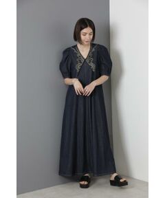 襟の刺繍が目を引くフレアワンピース<br/>・襟は取り外し可能、前後着用可能な3way仕様<br/>・フレアのラインにこだわったシルエット<br/>・甘くなりすぎないようにタックとダーツを組み合わせた袖のデザイン<br/>・刺繍カラーは配色でも大人っぽい印象になるようダークな色をセレクト<br/>・軽くて薄手のデニム生地を使用したネイビーと、タイプライター生地を使用したブラックの2色展開<br/>・暑い季節も使いやすいさらっとした高密度な生地<br/>・シワが目立ちにくくハリのある素材感<br/><br/><br/>【スタッフレビュー】<br/>フェミニンな中に大人っぽさもある刺繍カラー付きのフレアワンピース。シルエットにこだわったきれいなラインが1枚でおしゃれに決まるアイテムです。襟は取り外しができるので雰囲気を変えて楽しめます。子供っぽくならないよう襟の開きを深めにしてデコルテラインを出したのもこだわりのポイントです。袖の形も甘くなりすぎないようにタックとダーツを組み合わせています。<br/>※こちらの商品は水や雨に濡れたり、汗による湿気・乾燥状態での摩擦により、薄い色の衣服などに色落ち・色移りする可能性があります。ご使用の際にはご注意くださいますようお願い致します。<BR>透け感/なし|裏地/なし|光沢/なし|生地の厚さ/普通|伸縮性/なし|シルエット/スタンダード