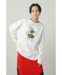 カジュアルな着こなしを楽しめるロングTシャツ<br/>・カラーにより異なるプリントを使用<br/>・裾はシャツカットデザイン<br/>・アメリカのグラフィックデザイナーのグラフィックをプリント<br/><br/><br/>【スタッフレビュー】<br/>グラフィックデザイナー「ポール・ランド」のアートをプリントしたロングTシャツ。1点投入でカジュアルなスタイリングを楽しめる1枚です。カラーにより違うプリントを使用しているので、それぞれ印象が異なり揃えて持っていたいアイテム。裾はシャツカットデザインになっており、後ろ下がりのデザインが1枚で着た時にもこなれ感をプラスします。<br/><br/>※この商品は、素材の特徴上、直射日光や蛍光灯の長時間の照射による色あせ、着用中の摩擦や雨・汗等で色移りすることがあります。また、繰り返しの摩擦作用により、毛羽立ちや、毛玉が発生することがあります。<BR>透け感/なし|裏地/なし|光沢/なし|生地の厚さ/普通|伸縮性/あり|シルエット/スタンダード