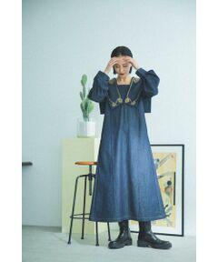 配色のコード刺繍が特徴のワンピース<br/>・滑らかな平織の素材とデニムで2色展開<br/>・大きいセーラーカラーがポイント<br/>・深い襟のデザインで取り外し可能なマチ付<br/>・外してハイネックインナーなどで着用するのもおすすめ<br/>・ストンとしたシルエット<br/>・デニムカラーがおすすめ<br/><br/><br/>【スタッフレビュー】<br/>大きなセーラーカラーがトレンド感をプラスし、ー刺繍が目を惹くワンピース。<br/>ストンとしたシルエットはリラックスして着用していただけます。<br/><br/><br/>【取扱注意事項】<br/>モデルの着用画像の場合、光の当たり具合により、実際の色味と異なって見えることがございます。色味は、商品生地の画像をご参照ください。<br/>