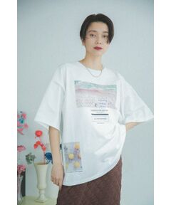 お花やビーチのフォトプリントを施したキャッチーなTシャツ<br/>・肉がありながらしなやかで綺麗目な正面感の天竺<br/>・立体的なフォルムでモードなシルエット<br/>・オーバーなサイジングながらも綺麗めな素材で大人っぽく着こなせるアイテム<br/><br/><br/>【スタッフレビュー】<br/>CREOLMEらしいキャッチーなプリントのTシャツ。夏にかけて着たくなるようなテンションの上がるフォトプリントがポイントの1枚です。ボトムを選ぶことなく様々なスタイリングに合わせることができます。<br/><br/>【取扱注意事項】<br/>モデルの着用画像の場合、光の当たり具合により、実際の色味と異なって見えることがございます。色味は、商品生地の画像をご参照ください。