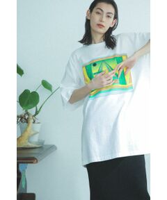 カラフルでポジティブなメッセージが盛り込まれたTEEシャツ<br/>・自宅で選択できるコットンをボディに使用<br/>・ユニセックスな大きめのサイズ感<br/>・ベーシックなホワイトと存在感のあるピンクの2色展開<br/><br/><br/>【スタッフレビュー】<br/>60年代や70年代のカルチャーポスターのようなグラフィックをリクエストして生まれたTシャツ。ユニセックスなサイズ感のベーシックなボディーで今シーズンらしいピンクとホワイトの2色展開になります。「WHAT IMAGINATION：どんな時代でも想像力は価値あるもの」。そんなメッセージが盛り込まれたアイテムです。<br/><br/><br/>【取扱注意事項】<br/>モデルの着用画像の場合、光の当たり具合により、実際の色味と異なって見えることがございます。色味は、商品生地の画像をご参照ください。