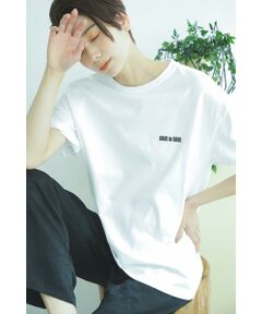 生地にこだわったグラフィックTシャツ<br/>・COTTON 100%のセミコーマ糸を使用<br/>・カジュアルなTEEシャツでも表面に滑らかさをある素材感<br/>・バックの大きなプリントデザイン<br/><br/><br/>【スタッフレビュー】<br/>「LOVE & PEACE & FREEDOM」そして胸元には「SOUL TO SOUL”（ハートとハートが響きあう）」そんなメッセージを盛り込んだグラフィックTシャツ。夏のヴィヴィッドなカラーリングや柄物のボトムなどにもスタイリングしやすいようにあえてモノトーンの配色展開になっています。表面が滑らかに仕上がるセミコーマ糸を使用したTシャツ生地を使用。少し短めの着丈もハイウエストのボトムと好相性で着られます。<br/><br/><br/>【取扱注意事項】<br/>モデルの着用画像の場合、光の当たり具合により、実際の色味と異なって見えることがございます。色味は、商品生地の画像をご参照ください。<br/><br/><br/><br/>