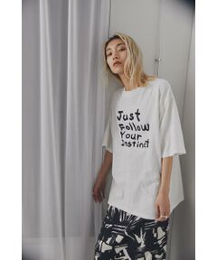 手書きのロゴプリントが目を惹くビッグTシャツ<br/>・ネップの入った粗野な印象の天竺素材<br/>・“Just Follow Your Instinct“ただととにかく直観に従うだけという意味<br/><br/>【スタッフレビュー】<br/>ロゴプリントがおしゃれで着こなしのポイントになります。<br/>サイズ感は大きくしているのでゆるっとラフな着こなしが可能。男女兼用で着て頂けます。<br/><br/>【取扱注意事項】<br/>モデルの着用画像の場合、光の当たり具合により、実際の色味と異なって見えることがございます。色味は、商品生地の画像をご参照ください。<br/>