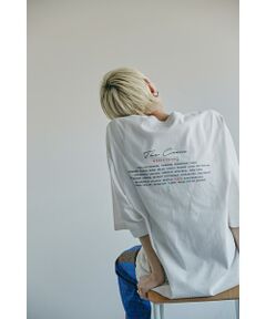 ゆとりあるサイズ感がイージーに着こなせるチュニックTシャツ<br/>・しっかりめの詰め綿天竺<br/>・バックにはライブのセットリストをイメージしたグラフィックをプリント<br/><br/>【スタッフレビュー】<br/>身幅にゆとりがありチュニック丈で、ストレスフリーな着心地です。<br/>しっかりとした生地感で立体的なシルエットをキープ。<br/>袖丈は七分袖にしているので、半袖ほどカジュアル過ぎないのもポイントです。<br/>スッキリめのシルエットとのボトムと合わせるのがおすすめです。<br/><br/>【取扱注意事項】<br/>モデルの着用画像の場合、光の当たり具合により、実際の色味と異なって見えることがございます。<br/>色味は、商品生地の画像をご参照ください。