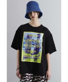 ミュージアムショップにあるようなTシャツをイメージしたグラフィックTシャツ<br/>・コットン100%の中肉のカットソー生地をボディに使用<br/>・ジェンダーレスなサイジングのボディにグラフィックをオン<br/>・ブラックとホワイトの2色展開<br/><br/><br/>【スタッフレビュー】<br/>普通のTシャツではなく、もう1デザインされているけど着やすいアート感のあるグラフィックTシャツを。<br/>そんなコンセプトのもと出来た1着。<br/>ジェンダーレスなサイジングのボディにグラフィックをオン。<br/>OKIRAKUデザイナーコメント『文明からの引用で構成されたコラージュデザインは記憶の断面を組み合わせたものでもある。歴史や文明からインスピレーションを受け、現代的な視点で再構築したグラフィック。』<br/>博物館や美術館のミュージアムショップにあるようなTシャツをお楽しみください。<br/><br/><br/>【取扱注意事項】<br/>モデルの着用画像の場合、光の当たり具合により、実際の色味と異なって見えることがございます。<br/>色味は、商品生地の画像をご参照ください。