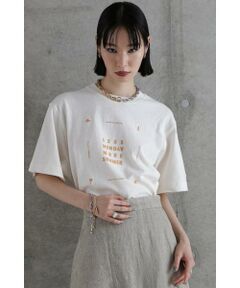 麻ブレンドで風通しがよく快適な着心地のロゴTシャツ<br/>・風通しのいい麻ブレンド素材<br/>・程よいゆとり感のあるフリーサイズ<br/>・ホワイト、ブラウン、ネイビーの3色展開<br/><br/><br/>【スタッフレビュー】<br/>麻ブレンド素材で風通しがよく真夏も快適に着用できるTシャツ。<br/>ニュアンスカラーでプリントされたロゴがコーデに取り入れやすく、ワンピースやベストの下などのインナー使いにも大活躍の1枚。<br/>四隅に小さい刺繍が施してあるのもポイントです。<br/>フリーサイズですが程よいゆとりで、抜け感のあるスタイリングに仕上がります。<br/><br/><br/>【取扱注意事項】<br/>モデルの着用画像の場合、光の当たり具合により、実際の色味と異なって見えることがございます。<br/>色味は、商品生地の画像をご参照ください。<BR>透け感/なし|裏地/なし|光沢/なし|生地の厚さ/普通|伸縮性/ややあり|シルエット/スタンダード