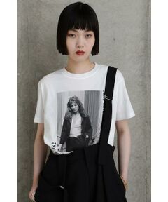 「GOOD ROCK SPEED」からLIFE MUSEのフォトプリントTシャツが登場<br/>・モノトーンのフォトプリント<br/>・程よいフィットのサイズ感<br/>・着回し力が高いデザイン<br/><br/><br/>【スタッフレビュー】<br/>アメリカで発行されていたグラフ雑誌「LIFE」で掲載された写真をプリントしたTシャツです。<br/>ファッションアイコンとして人気の高いミューズのモノクロカラーの写真がアクセントになって、どんなお洋服にもマッチしやすいデザイン。<br/>一枚で着るのはもちろん、インナーとしてカーディガンやジャケットインするなど、幅広くコーディネートが出来るアイテムです。<br/><br/><br/>【取扱注意事項】<br/>モデルの着用画像の場合、光の当たり具合により、実際の色味と異なって見えることがございます。色味は、商品生地の画像をご参照ください。<br/><br/><br/>【メーカー品番：24LFE112W】<BR>透け感/ややあり|裏地/なし|光沢/なし|生地の厚さ/普通|伸縮性/ややあり|シルエット/スタンダード