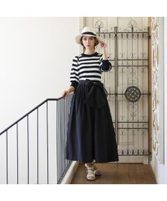 〈Design〉<br>・ニットとタフタのコンビネーションワンピース<br>・ニットトップスはボートネックで女性らしい印象に<br>・ドライタッチのニットが春夏に着やすい<br>・スカートは光沢感のある薄手のタフタでフレアをキープ<br>・ウエストよりも高い位置で切り替えているのでスタイルアップ効果抜群<br>・長めのリブ袖がおしゃれ<br><br>■洗濯：<br>■透け感：なし<br>■裏地：なし<br><br>【お取り扱い等について】<br>・取り扱いについては、商品についている品質表示でご確認ください。<br>・照明の関係により、実際よりも色味が違って見える場合があります。<br>またパソコン・スマートフォンなどの環境により、若干製品と画像のカラーが異なる場合もございます。予めご了承ください。<br>・商品画像はサンプルのため、色味やサイズ、プリント位置、仕様などに変更がある場合がございますので、予めご了承ください。<br><br><br>モデル身長　172㎝ / 着用サイズ 38号<br>詳細着用モデル身長　168cm / 着用サイズ 38号<br><br><br><b>Audie a Muses / オーディア ミューズ</b><br>より華やかに、美しく<br>洗練された上質と自分らしく生きる喜びをあなたへ<br><br><br>ワンランク上の女性になれる服。<br><br>上質なモノづくりにこだわり、<br>時代をこえて愛されるスタンダードアイテム。<br><br>ポジティブにエレガンスを磨く女性に向けたスタイリング提案。<BR>