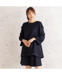 部分的にラメ糸をいれることで華やかさをプラスした表情豊かなツイードのブラウスはMade in Japan Fabric。<br>フィッシュテールにバックティアードがポイントのシックなデザイン。<br>異素材切替のパイピングと袖のリボンが可愛いアクセントになっています。<br>お袖は袖口に向かって広がるようにしたデザインに。<br>同素材のショートパンツやコートとセットアップで着て大人シックなスタイリングが完成します。<br>リボンの引き手が着脱しやすい背中ファスナー開き。<br>ベージュ、ネイビーの全2色。<br><br>・Series<br>パンツ /51056407<br>コート/51076401<br><br>************************************<br>生地感: 普通<br>伸縮性: なし<br>透け感: なし<br>裏　地: 総裏<br>洗　濯: ドライクリーニング<br>************************************<br>モデル身長: 166cm/ 38号着用<br>詳細着用モデル身長　166cm / 着用サイズ 38号<br><br>＊取り扱いについては、商品についている品質表示でご確認ください。<br>＊撮影環境により、実際と色味が違って見える場合があります。<br>また、PC・スマートフォンなどにより、製品と画像のカラーが異なる場合もございます。<br>＊商品画像はサンプルのため、色味やサイズ、プリント位置、仕様などに変更がある場合があります。<br>＊50号は一部の店舗・ONLINE SHOPのみの展開となります。取扱いしていないサイトもございますのでご了承ください。<br><br><br><br><font color='#e73656'>【RoseTiara/ローズティアラ】</font><br>フェミニンな愛らしさと、大人のエレガンスを一度にまとう服。 <br>「可愛い」をずっと手放さない、あなたのためのブランドです。<br><br>素材選びからデザイン、パターンまでを一貫して行い、タックの向きやギャザー分量、フリル位置などを36・38・40号と42・46・50号では調整し、パターンを分けることで美しいシルエットと着心地の良い服を提案します。<BR>