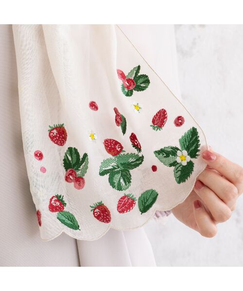 Rose Tiara / ローズティアラ マフラー・ショール・スヌード・ストール | 【再入荷】スカラップ刺繍いちご柄ストール | 詳細5
