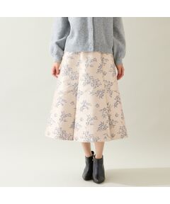 ・Hand wash OK<br>・スズランのジャカードが目を惹く、フェミニンで華やかなフレアスカート<br>・程よい光沢感が秋冬の装いを彩り、スタイリングをぐっと華やかにしてくれます<br>・広がりすぎないよう腰回りのボリュームを抑えたマーメード風シルエットで女性らしい印象に<br>・後ろウエストはゴム仕様で、きれいめな印象を残しながらもリラックスした履き心地<br>・左サイドファスナー開き<br>・ベージュ、ブラウンの2色展開<br><br>Series<br>ワンピース/ 51016502<br><br>************************************<br>透け感: なし<br>裏　地: 総裏<br>洗　濯: 水洗い可<br>************************************<br>モデル身長: 166cm/ 38号着用<br>詳細着用モデル身長　166cm / 着用サイズ 38号<br><br>＊取り扱いについては、商品についている品質表示でご確認ください。<br>＊撮影環境により、実際と色味が違って見える場合があります。<br>また、PC・スマートフォンなどにより、製品と画像のカラーが異なる場合もございます。<br>＊商品画像はサンプルのため、色味やサイズ、プリント位置、仕様などに変更がある場合があります。<br>＊50号は一部の店舗・ONLINE SHOPのみの展開となります。取扱いしていないサイトもございますのでご了承ください。<br><br><br><br><font color='#e73656'>【RoseTiara/ローズティアラ】</font><br>フェミニンな愛らしさと、大人のエレガンスを一度にまとう服。 <br>「可愛い」をずっと手放さない、あなたのためのブランドです。<br><br>素材選びからデザイン、パターンまでを一貫して行い、タックの向きやギャザー分量、フリル位置などを36・38・40号と42・46・50号では調整し、パターンを分けることで美しいシルエットと着心地の良い服を提案します。<BR>