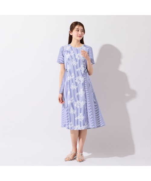 Rose Tiara / ローズティアラ ミニ丈・ひざ丈ワンピース | リボンベルト付きフラワー刺繍ストライプワンピース(ダークブルー)