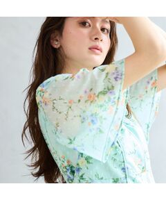 ・軽やかで透け感の美しいシフォンカットドビー素材を使用したロングブラウス<br>・表面にさりげない立体感を生むドビー織りが、上品で奥行きのある印象に<br>・エアリーな質感で、動くたびにやさしく揺れるフェミニンな一枚<br>・長め丈で、気になるヒップラインを自然にカバーし、体のラインを拾いにくい、ゆるやかなフレアシルエットが着るだけで体型カバーに<br>・顔まわりをすっきり見せるVラインの切替で、バランス良くスタイルアップに<br><br>************************************<br>透け感: なし<br>裏　地: 袖のみ裏なし<br>ポケット: なし<br>************************************<br>モデル身長: 169cm/ 38号着用<br>詳細着用モデル身長　166cm / 着用サイズ 38号<br><br><br><br>＊取り扱いについては、商品についている品質表示でご確認ください。<br>＊撮影環境により、実際と色味が違って見える場合があります。<br>また、PC・スマートフォンなどにより、製品と画像のカラーが異なる場合もございます。<br>＊商品画像はサンプルのため、色味やサイズ、プリント位置、仕様などに変更がある場合があります。<br>＊50号は一部の店舗・ONLINE SHOPのみの展開となります。取扱いしていないサイトもございますのでご了承ください。<br><br><br><br><font color='#e73656'>【RoseTiara/ローズティアラ】</font><br>フェミニンな愛らしさと、大人のエレガンスを一度にまとう服。 <br>「可愛い」をずっと手放さない、あなたのためのブランドです。<br><br>素材選びからデザイン、パターンまでを一貫して行い、タックの向きやギャザー分量、フリル位置などを36・38・40号と42・46・50号では調整し、パターンを分けることで美しいシルエットと着心地の良い服を提案します。<BR>