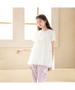 ・薄手のタイプライター素材を使用した、軽やかで涼しく着られるブラウス<br>・ハリ感のある素材が美しいシルエットをキープし、きちんと見えを叶えます<br>・後ろにあしらったフリルデザインが、さりげなく華やかでフェミニンな印象に<br>・後ろ下がりのシルエットで気になるヒップまわりを自然にカバー<br>・シンプルなフロントとデザイン性のあるバックスタイルで、前後差のある着映えが魅力<br>・パンツ合わせでバランスよく、すっきりとした大人カジュアルスタイルにおすすめ<br><br>************************************<br>透け感: 若干あり<br>裏　地: 裏なし<br>ポケット: なし<br>************************************<br>モデル身長: 169cm/ 38号着用<br>詳細着用モデル身長　166cm / 着用サイズ 38号<br><br><br>＊取り扱いについては、商品についている品質表示でご確認ください。<br>＊撮影環境により、実際と色味が違って見える場合があります。<br>また、PC・スマートフォンなどにより、製品と画像のカラーが異なる場合もございます。<br>＊商品画像はサンプルのため、色味やサイズ、プリント位置、仕様などに変更がある場合があります。<br>＊50号は一部の店舗・ONLINE SHOPのみの展開となります。取扱いしていないサイトもございますのでご了承ください。<br><br><br><br><font color='#e73656'>【RoseTiara/ローズティアラ】</font><br>フェミニンな愛らしさと、大人のエレガンスを一度にまとう服。 <br>「可愛い」をずっと手放さない、あなたのためのブランドです。<br><br>素材選びからデザイン、パターンまでを一貫して行い、タックの向きやギャザー分量、フリル位置などを36・38・40号と42・46・50号では調整し、パターンを分けることで美しいシルエットと着心地の良い服を提案します。<BR>