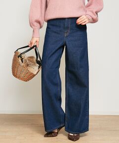 トレンドのワイドデニムパンツは、腰まわりをすっきりとフィットさせたのがポイント。やや高めのハイライズウエストなので、脚長効果もあり女性らしいきれいなシルエットが作れます。トップスをインしてバランスよく着こなすのがおすすめ。ヒップ部分のポケットは、ステッチや革パッチをなくしてシンプルにすることできれいなフォルムが作れます。<br>深みのあるワンウォッシュのブルーカラーは、ラフ過ぎず大人女子にピッタリ。春夏の定番だったデニムよりも生地が厚くしっかりしているので、形をきれいに保つだけでなく寒い季節も安心です。<br>ニットやブラウスなどトップスも選ばず、足元もスニーカー・パンプスどちらでもマッチする着回し力が高い一着となっています。<br><br>※ワンウォッシュ加工のみのため、色落ちがしやすくなっています。淡い色のアイテムと一緒に着用したり、濡れたまま一緒に置いておいたりすると、デニムの色が移ってしまう可能性がございますのでご注意ください。<br>model:H162・B78・W60・H85 着用サイズ:36<BR>