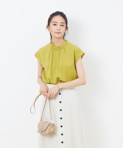 Rouge vif Sophie<br><br>首がつまったデザインのブラウスが、暑い季節に大活躍する素材で登場。<br>ベーシックカラーに加えアクセントになるイエローも使い勝手の良いアイテムです。<br>デニムと合わせた大人カジュアルスタイルから、タイトスカートやきれいめパンツと合わせればオフィスコーデにも◎<br><br>アイボリー モデル：H167 B80 W57 H83 着用サイズ：F<br>イエロー モデル：H167 B80 W57 H83 着用サイズ：F<br>ブラック モデル：H167 B80 W57 H83 着用サイズ：F<br><BR>