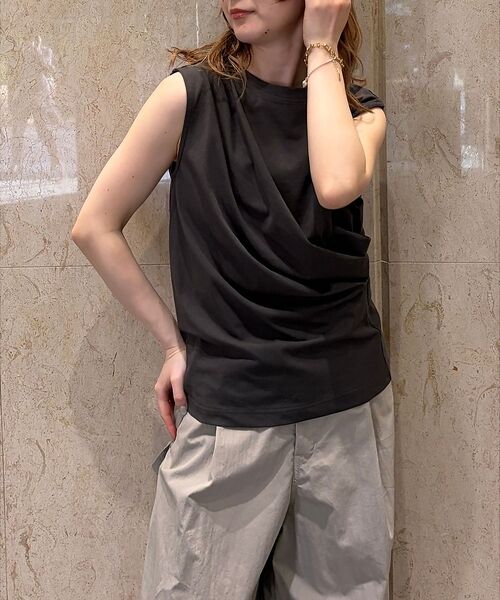 Rouge vif la cle / ルージュ・ヴィフ ラクレ Tシャツ | 【接触冷感】【UVカット】【一部店舗限定】ドレープギャザーノースリーブカットソー（チャコールグレー）