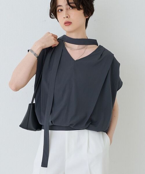 Rouge vif la cle / ルージュ・ヴィフ ラクレ シャツ・ブラウス | タイ付きドレープタックVネックブラウス【予約】（チャコールグレー）