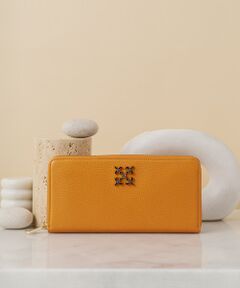 <strong>◆MONOGRAM PLATE ROUND-ZIP WALLET(SO-372)◆</strong><br /><br />russetでロングセラーな長財布はラウンドジップ式で、スムーズに開閉できるように仕上げたアイテム。<br />引手にはオリジナルの金具を使用し、上品さを演出してくれるデザインに。<br /><br /><span style="color:#f39c12;"><strong><u>POINT</u></strong></span><br />・モノグラムプレートがデザインのアクセントに<br />・シボのあるレザーで高級感のある印象<br />・中が3か所に分かれたコインケースが便利<br />・端から端まで開き、出し入れのしやすさが◎<br /><br />＜仕様＞<br />お札入れ&times;3<br />カードポケット&times;13<br />小銭入れ&times;1（中仕切りあり）<br />フリーポケット&times;2<br /><br />《カラー表記》<br />・グレーその他3（GrayBE/GY）<br />・ブラックその他1（Black/BE）<br />・グレーその他1（Gray/PK）<br />・ブラウンその他1（Mocha/OR）<br /><br />made in Japan<br /><br />#SO-372<BR>