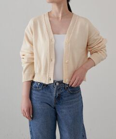 <strong>【2025SS】<br />これからのシーズンに嬉しい、軽やかなニットカーディガン。</strong><br /><br />着心地と着こなしやすさを兼ね備えた、綿100％のカーディガン。<br />清涼感のあるシャリ味のある風合いが魅力。<br />すっきりと見える短い丈感で、ボリュームのあるスカートやデニムと相性抜群です。<br /><br />ハリ、コシのある素材感のため、シンプルながらも高見えする質感とシルエット。<br />袖と裾にはアイレットが入っており、程よい抜け感を演出。<br />インナー次第で初夏まで着られる一着です。<br /><br /><strong>【コーディネート例】</strong><br />デニムやワイドパンツと合わせたカジュアルスタイルはもちろん、スカートやワンピースと合わせたフェミニンスタイルにも。ボトムスを選ばず、様々なコーディネートに活躍します。<br />ボタンを閉めてプルオーバー風に着こなしたり、羽織ってラフに着こなしたりと、その日の気分やコーディネートに合わせてアレンジを楽しめます。<br /><br />＜カラー展開＞<br />・アイボリー(Ivory)<br />・グレージュ(GrayBeige)<br /><br />＜素材感＞<br />透け感：なし<br />裏地：なし<br />生地の厚さ：普通<br />光沢：なし<br />ポケット：なし<br /><br />お取扱いについて<br />・液温は40℃を限度とし、手洗いができる<br />・漂白剤による漂白ができない<br />・タンブル乾燥禁止<br />・日陰の平干しがよい<br />・底面温度120 ℃を限度としてアイロン仕上げができる<br />・油系溶剤又はデカメチルペンタシクロシロキサンによる弱いドライクリーニングができる<br />・非常に弱い操作によるウエットクリーニングができる<br /><br /><strong>Made in Japan</strong><br /><br />#SW-218<BR>
