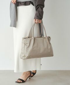 【新品タグ付き】ラシット THECLOUDNYLONスクエアトートバッグМ russet（ラシット）の「【整理整頓が叶う】メタルロゴスクエア
