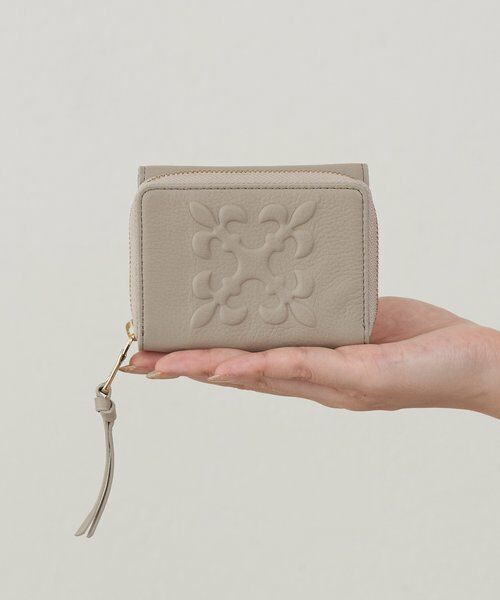 russet / ラシット 財布・コインケース・マネークリップ | エンボスモノグラム三つ折りウォレット | 詳細2