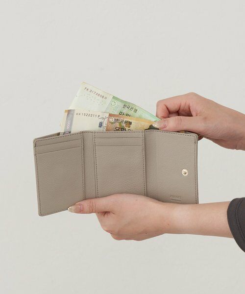 エンボスモノグラム三つ折りウォレット （財布・コインケース