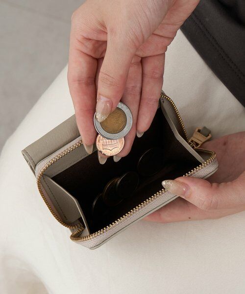 russet / ラシット 財布・コインケース・マネークリップ | エンボスモノグラム三つ折りウォレット | 詳細4