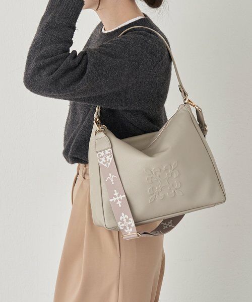 russet / ラシット ショルダーバッグ | エンボスモノグラム2WAYショルダーバッグ（グレージュ）