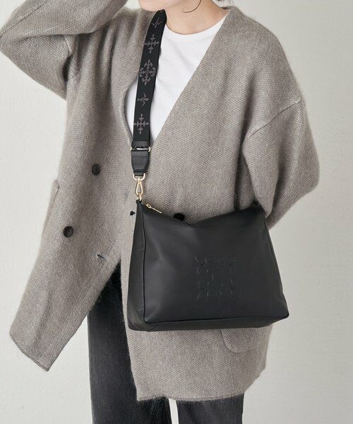 russet / ラシット ショルダーバッグ | エンボスモノグラム2WAYショルダーバッグ（ブラック）