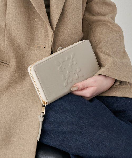 russet / ラシット 財布・コインケース・マネークリップ | エンボスモノグラム多機能ウォレット | 詳細2