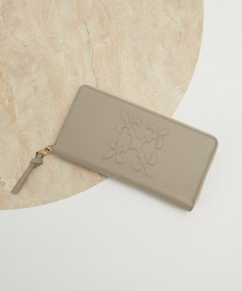 russet / ラシット 財布・コインケース・マネークリップ | エンボスモノグラム多機能ウォレット（グレージュ）